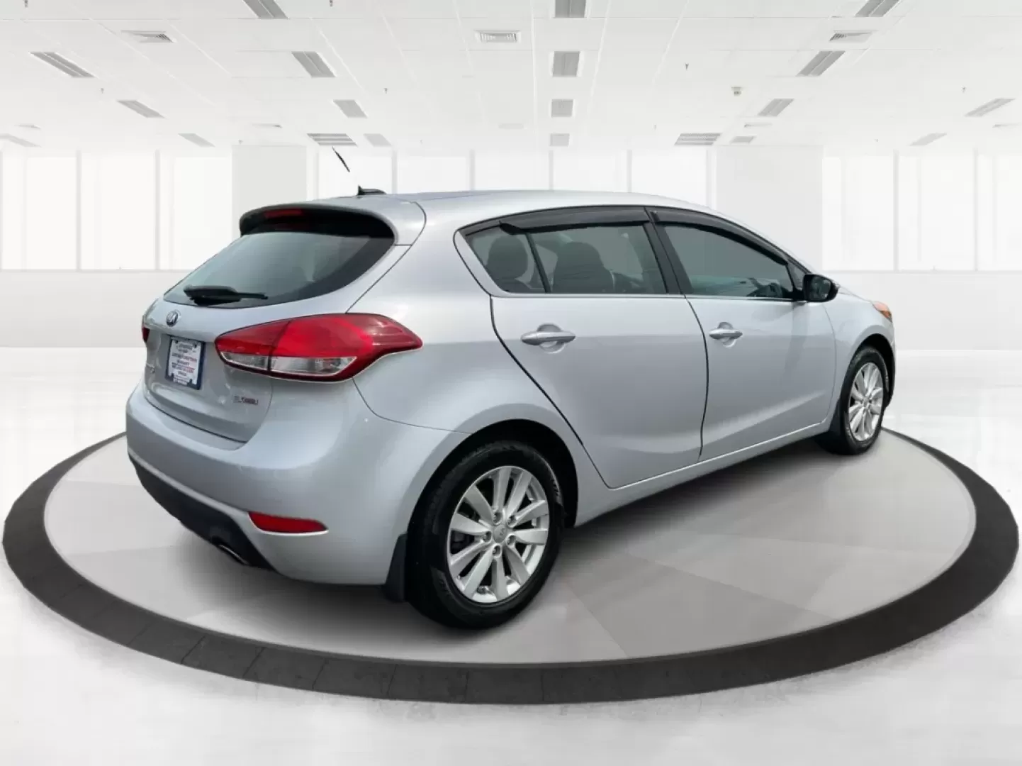 2014 Kia Forte EX (KNAFX5A88E5) with an 2L I-4 gasoline direct injection engine, located at 4508 South Dixie Dr, Moraine, OH, 45439, (937) 908-9800, 39.689976, -84.218452 - **Discover Your Next Adventure with the 2014 Kia Forte EX at Advantage Car and Credit!**<br /> <br /> Are you ready to elevate your daily commute or embark on weekend adventures? The 2014 Kia Forte EX is the perfect companion, whether you're navigating the bustling streets of Fairborn, OH, or hittin - Photo#2