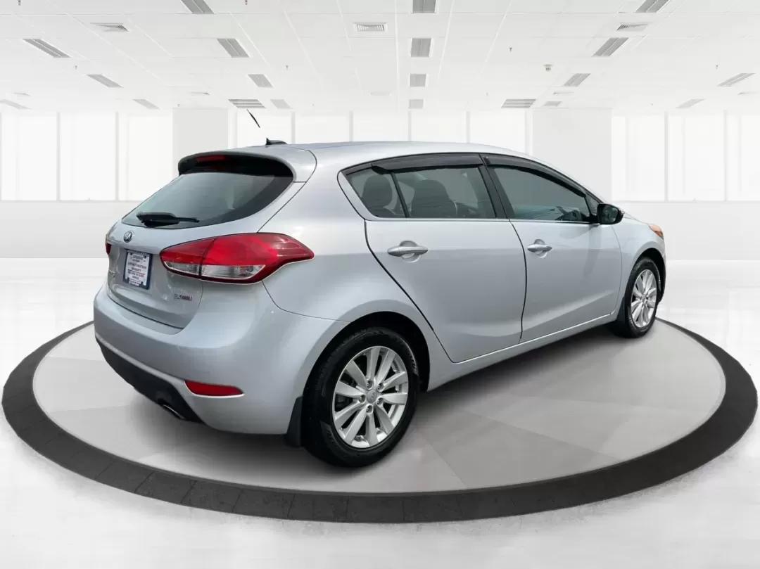 2014 Kia Forte EX (KNAFX5A88E5) with an 2L I-4 gasoline direct injection engine, located at 4508 South Dixie Dr, Moraine, OH, 45439, (937) 908-9800, 39.689976, -84.218452 - **Discover Your Next Adventure with the 2014 Kia Forte EX at Advantage Car and Credit!**<br /> <br /> Are you ready to elevate your daily commute or embark on weekend adventures? The 2014 Kia Forte EX is the perfect companion, whether you're navigating the bustling streets of Fairborn, OH, or hittin - Photo#2