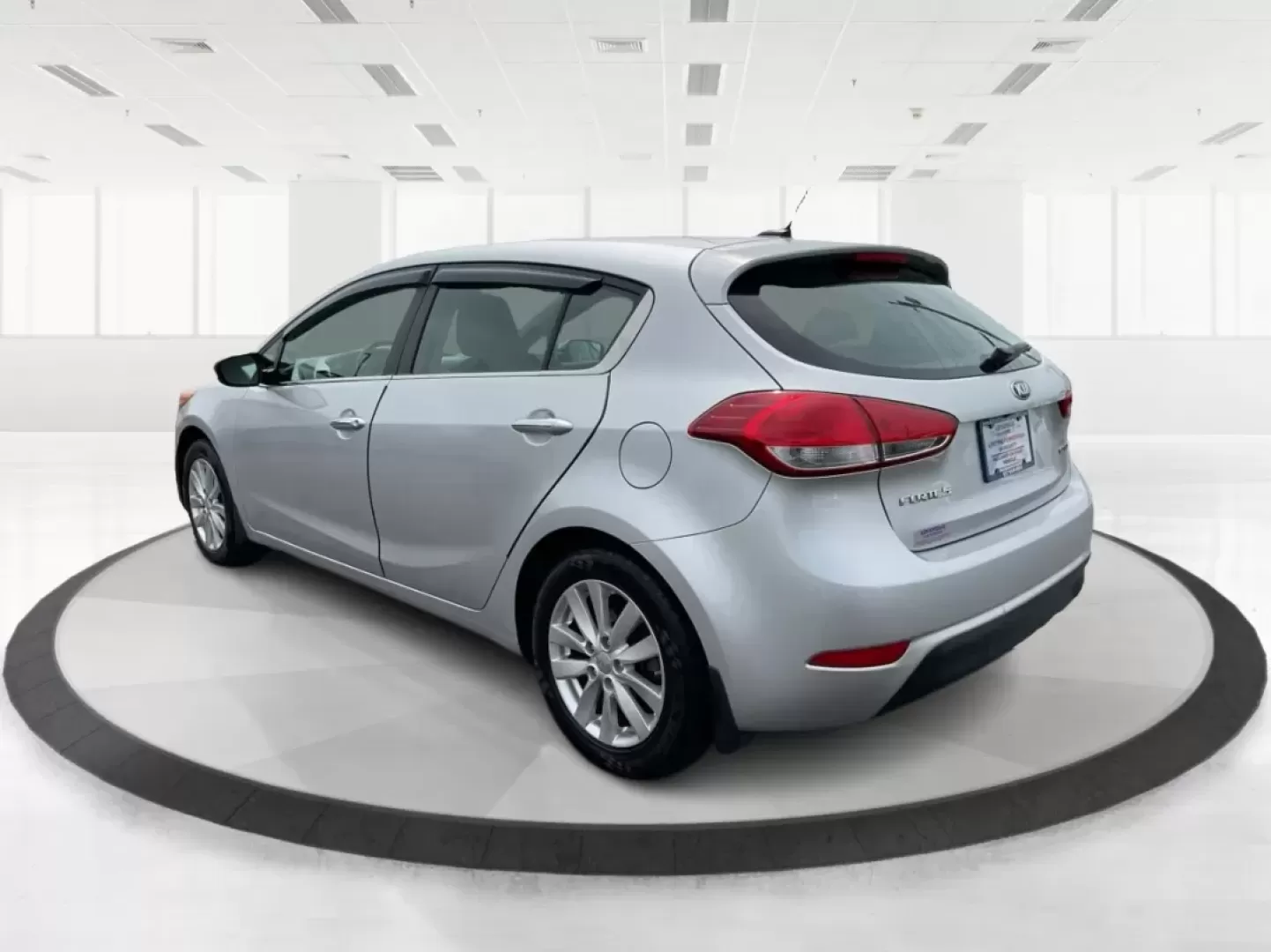 2014 Kia Forte EX (KNAFX5A88E5) with an 2L I-4 gasoline direct injection engine, located at 4508 South Dixie Dr, Moraine, OH, 45439, (937) 908-9800, 39.689976, -84.218452 - **Discover Your Next Adventure with the 2014 Kia Forte EX at Advantage Car and Credit!**<br /> <br /> Are you ready to elevate your daily commute or embark on weekend adventures? The 2014 Kia Forte EX is the perfect companion, whether you're navigating the bustling streets of Fairborn, OH, or hittin - Photo#4