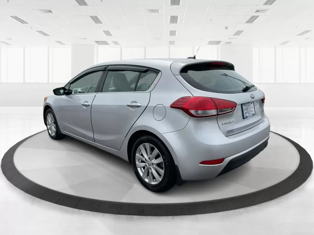 2014 Kia Forte EX (KNAFX5A88E5) with an 2L I-4 gasoline direct injection engine, located at 4508 South Dixie Dr, Moraine, OH, 45439, (937) 908-9800, 39.689976, -84.218452 - **Discover Your Next Adventure with the 2014 Kia Forte EX at Advantage Car and Credit!**<br /> <br /> Are you ready to elevate your daily commute or embark on weekend adventures? The 2014 Kia Forte EX is the perfect companion, whether you're navigating the bustling streets of Fairborn, OH, or hittin - Photo#4