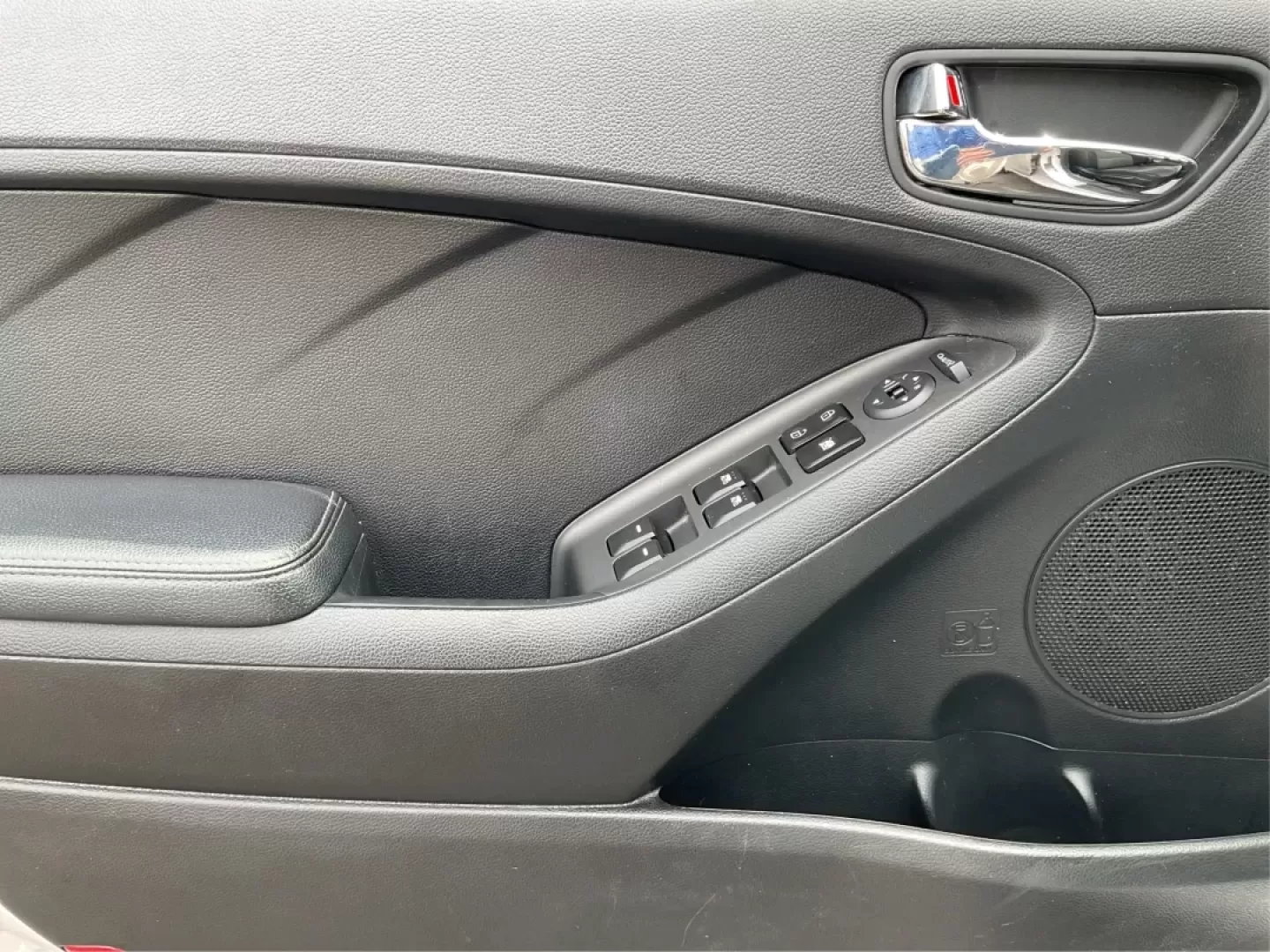 2014 Kia Forte EX (KNAFX5A88E5) with an 2L I-4 gasoline direct injection engine, located at 4508 South Dixie Dr, Moraine, OH, 45439, (937) 908-9800, 39.689976, -84.218452 - **Discover Your Next Adventure with the 2014 Kia Forte EX at Advantage Car and Credit!**<br /> <br /> Are you ready to elevate your daily commute or embark on weekend adventures? The 2014 Kia Forte EX is the perfect companion, whether you're navigating the bustling streets of Fairborn, OH, or hittin - Photo#17