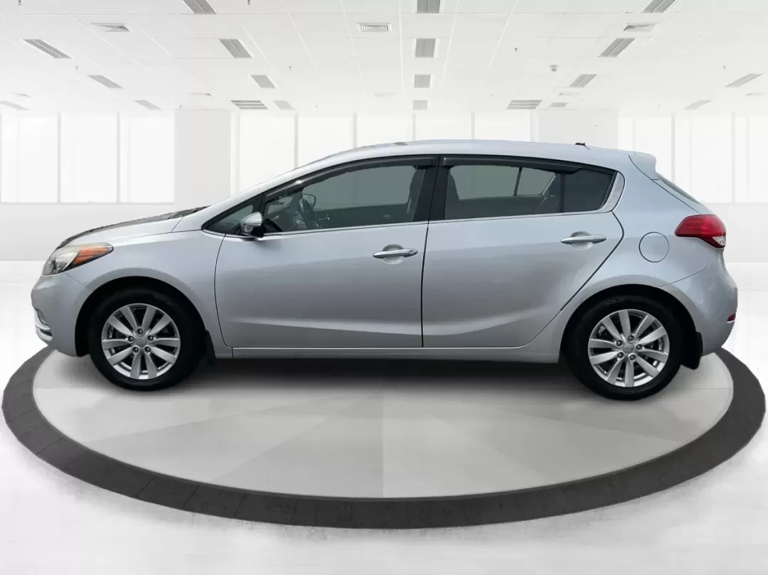 2014 Kia Forte EX (KNAFX5A88E5) with an 2L I-4 gasoline direct injection engine, 6-Speed Automatic transmission, located at 401 Woodman Dr, Riverside, OH, 45431, (937) 908-9800, 39.760899, -84.123421 - **Discover Your Next Adventure with the 2014 Kia Forte EX at Advantage Car and Credit!**<br /> <br /> Are you ready to elevate your daily commute or embark on weekend adventures? The 2014 Kia Forte EX is the perfect companion, whether you're navigating the bustling streets of Fairborn, OH, or hittin - Photo#5